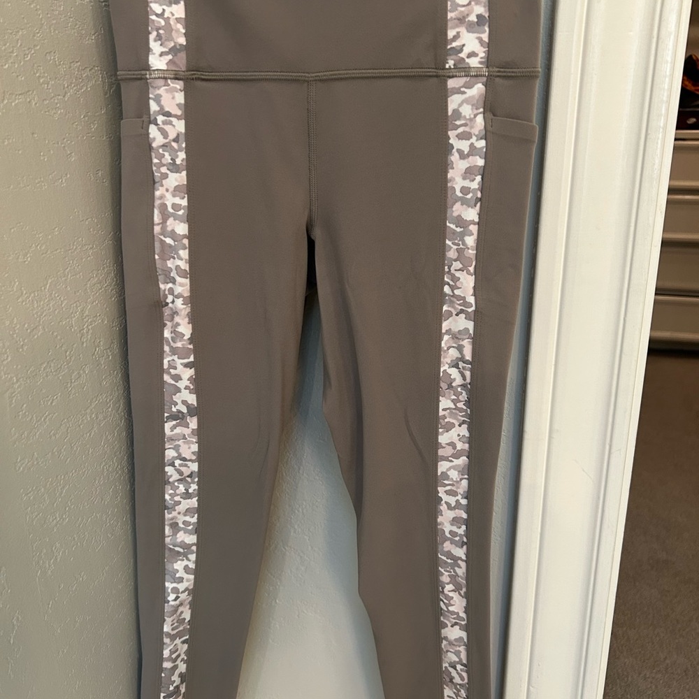 Athleta Salutation Stash Brown with Camo Stripes Leggings Women’s Size S NWOT